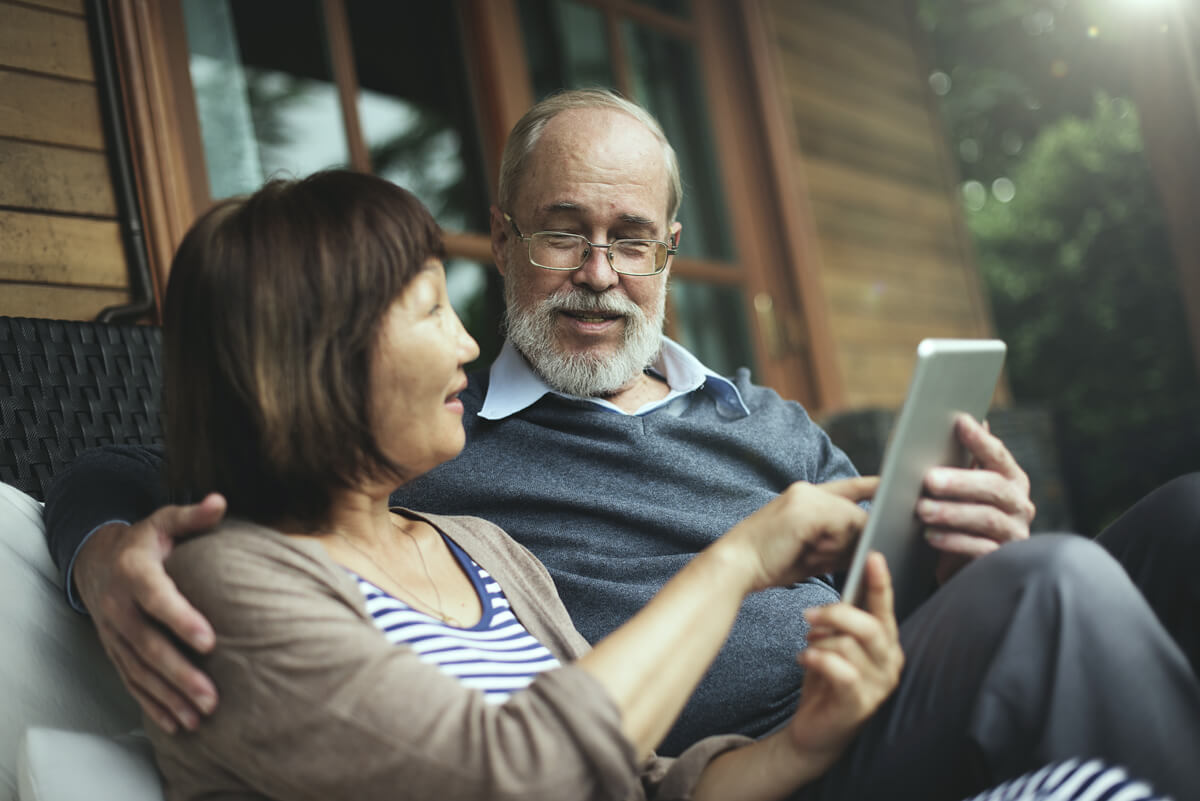 couple-holding-tablet