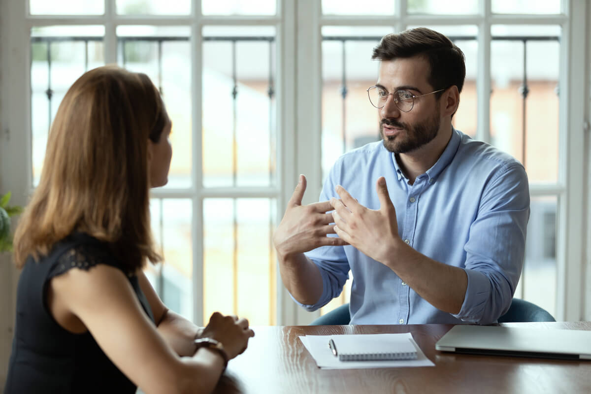 male-lawyer-with-female-client