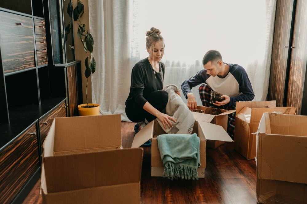 couple-packing-moving-boxes