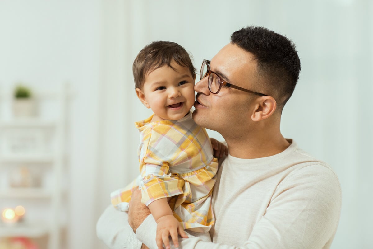 dad-holding-daughter