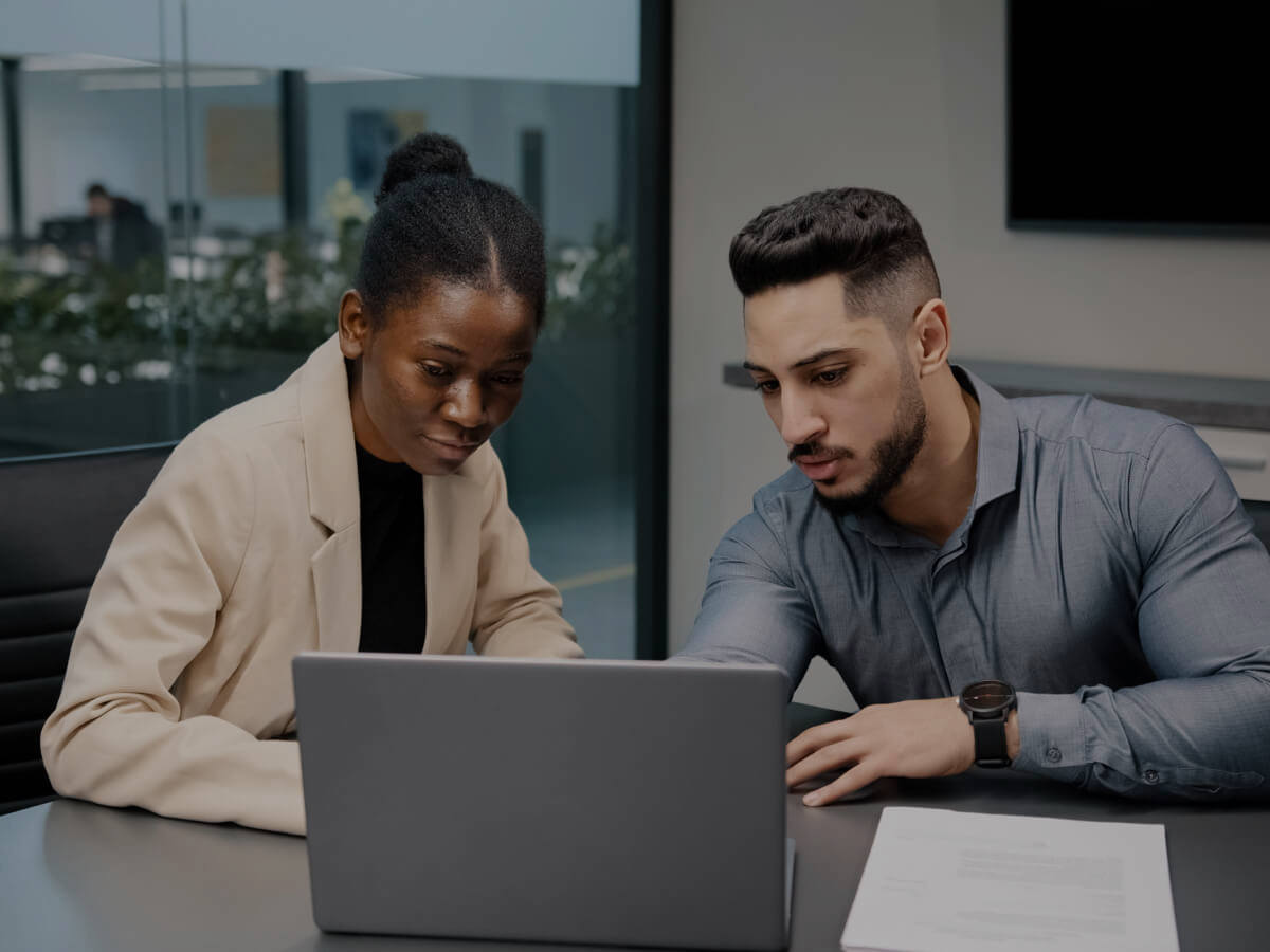 family-law-male-lawyer-with-laptop-client